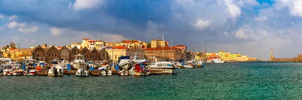 在早上，哈尼亚，克里特岛，希腊的旧海港 — 图库照片
