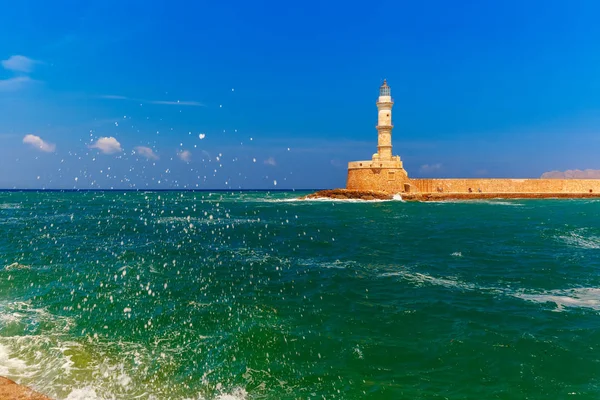 Gamla hamnen med fyr, Chania, Kreta, Grekland — Stockfoto