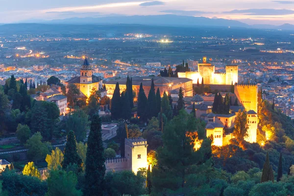 Alhambra o zachodzie słońca w Granadzie, Andaluzja, Hiszpania — Zdjęcie stockowe