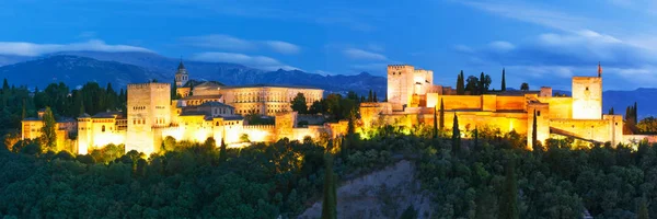 Alhambra o zachodzie słońca w Granadzie, Andaluzja, Hiszpania — Zdjęcie stockowe