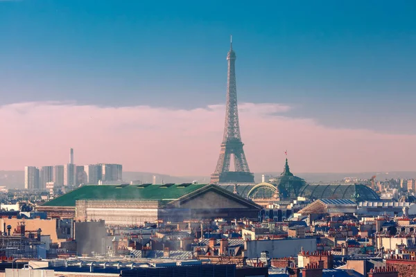 Eiffelova věž a městské střechy Paříž, Francie — Stock fotografie
