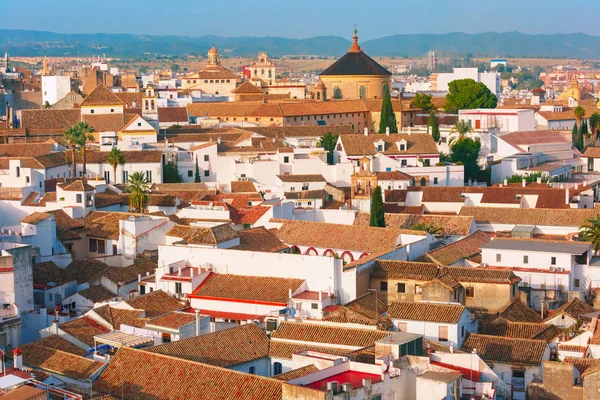 Telhado da cidade velha e igreja em Córdoba, Espanha — Fotografia de Stock