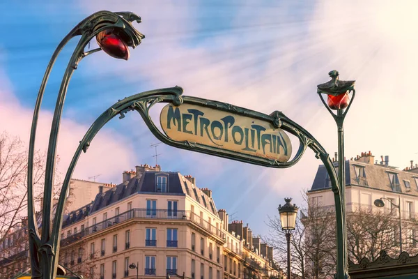 パリの地下鉄、フランスのアール ヌーボー様式のエントランス サイン — ストック写真