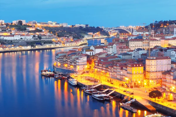 Вночі Старого міста і річку Дору в порту, Португалія. — стокове фото