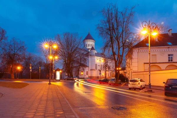 밤, 빌뉴스, 리투아니아에 아름 다운 거리 — 스톡 사진