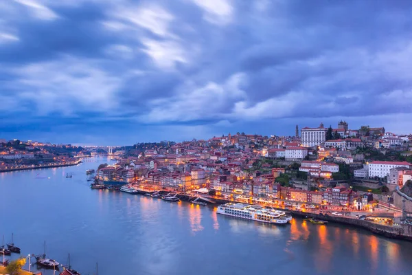 Νύχτα, παλιά πόλη και τον ποταμό Douro στο Πόρτο, Πορτογαλία. — Φωτογραφία Αρχείου