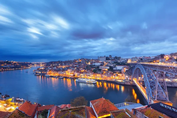 Νύχτα, παλιά πόλη και τον ποταμό Douro στο Πόρτο, Πορτογαλία. — Φωτογραφία Αρχείου