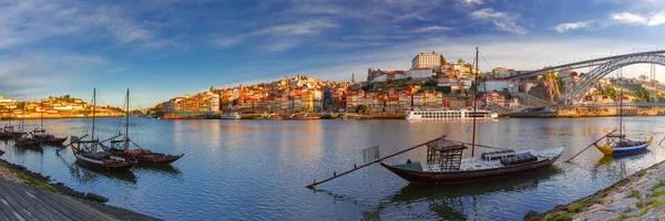 Rabelo čluny na řece Douro, Porto, Portugalsko. — Stock fotografie