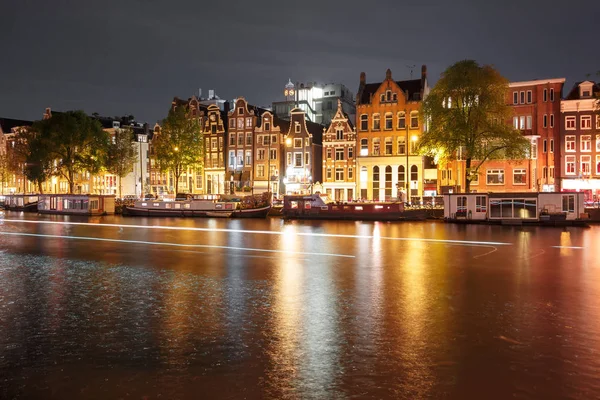 Ночной вид на Амстердамский канал с голландскими домами — стоковое фото
