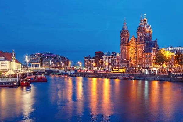 Канал Ночной Амстердам и базилика Святого Николая — стоковое фото