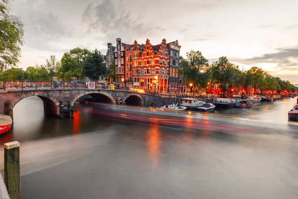 Nacht uitzicht op de stad van Amsterdamse gracht en bridge — Stockfoto