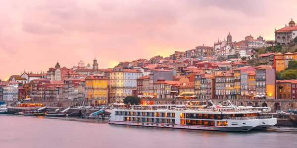 Cidade velha do Porto ao pôr do sol, Portugal . — Fotografia de Stock