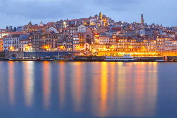 Cidade velha do Porto à noite, Portugal . — Fotografia de Stock
