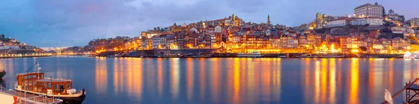 Casco antiguo de Oporto durante la hora azul, Portugal . — Foto de Stock