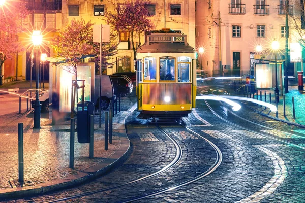 Gelb 28 strassenbahn in alfama bei nacht, lisbon, portugal — Stockfoto