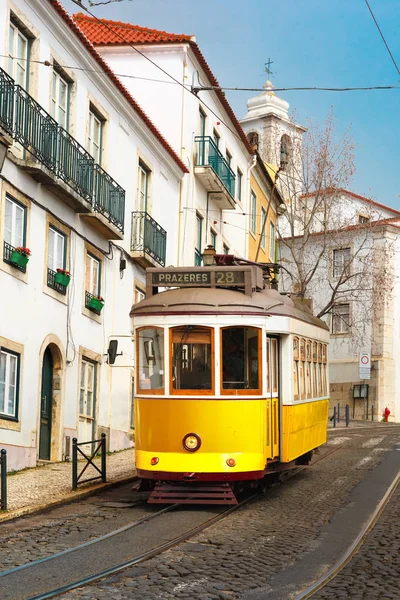 Gul 28-spårvagn i Alfama, Lissabon, Portugal — Stockfoto
