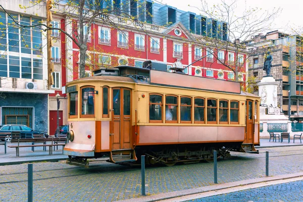 Oldtimer-Straßenbahn in der Altstadt von Porto, Portugal — Stockfoto