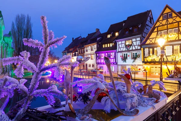 Christmas street di notte, Colmar, Alsazia, Francia — Foto Stock