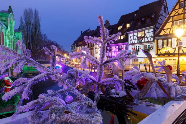 Rua de Natal à noite, Colmar, Alsácia, França — Fotografia de Stock