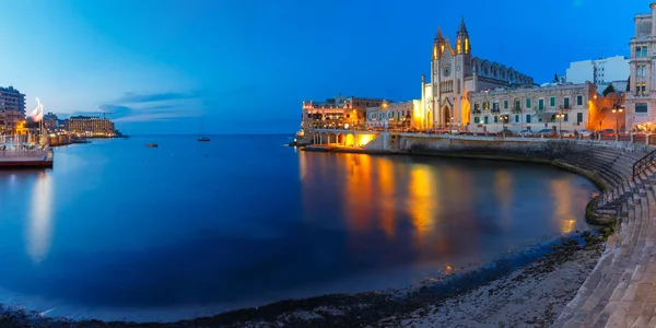 到了晚上，圣朱利安，马耳他圣母教堂 — 图库照片