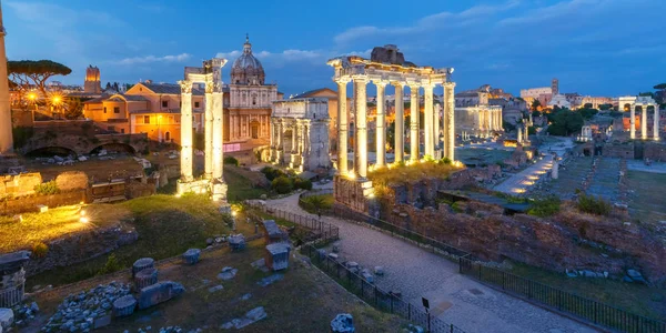 Antichi ruderi del Foro Romano di notte, Roma, Italia — Foto Stock