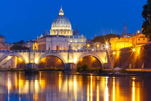 Catedral de San Pedro de noche en Roma, Italia . — Foto de Stock