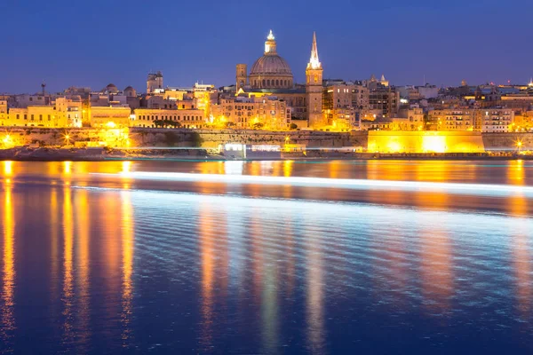 Valletta skyline von sliema bei nacht, malta — Stockfoto
