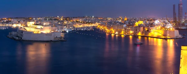 Три міста, як видно з Валлетти в нічний час, Мальта — стокове фото