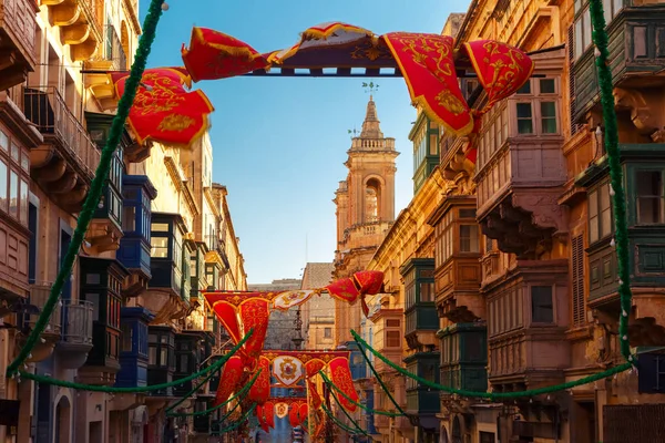 Strada decorata nel centro storico di La Valletta, Malta — Foto Stock