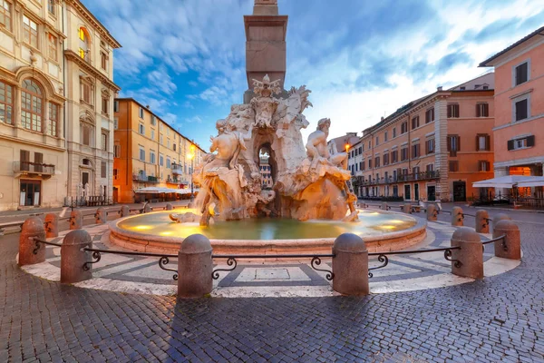 Praça Piazza Navona de manhã, Roma, Itália . — Fotografia de Stock