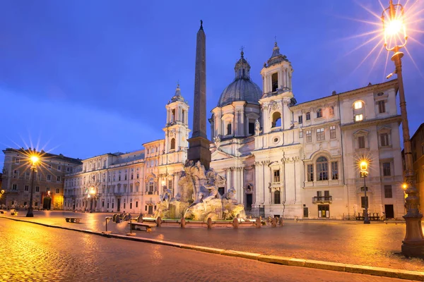 Plac Piazza Navona w nocy, Rzym, Włochy. — Zdjęcie stockowe