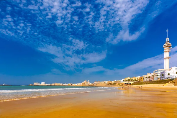 Playa y Catedral en Cádiz, Andalucía, España — Foto de Stock