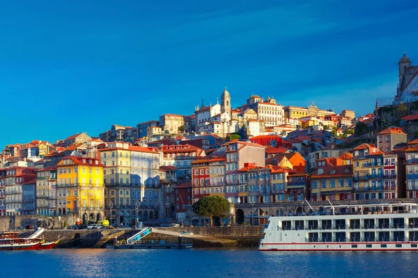 Zábavné barevné domy ve starém městě Porto, Portugalsko — Stock fotografie