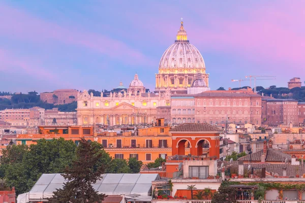 Saint Peter Cathedral, a naplemente, Róma, Olaszország. — Stock Fotó