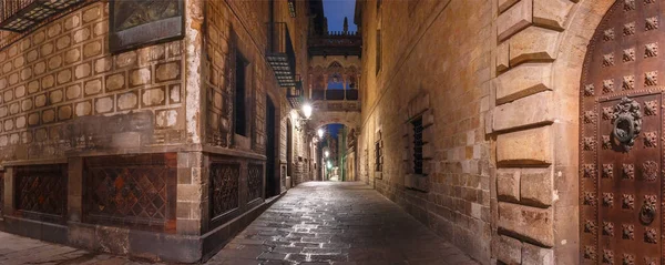 Carrer del Bisbe en Barrio Gótico, Barcelona — Foto de Stock