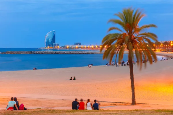 Playa Barceloneta en Barcelona por la noche, España — Foto de Stock