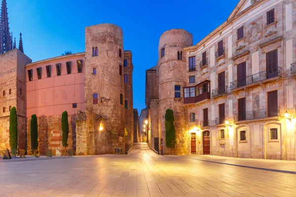Oude Romeinse Poort in de ochtend, Barcelona, Spanje — Stockfoto
