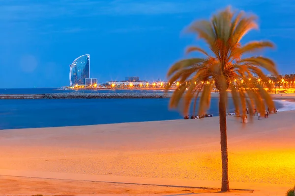 Playa Barceloneta en Barcelona por la noche, España — Foto de Stock