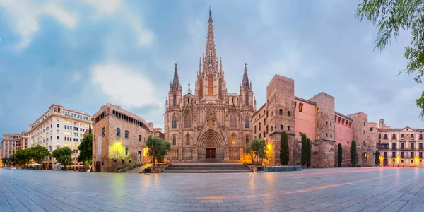 아침에 열린 바르셀로나 대성당, 스페인 — 스톡 사진