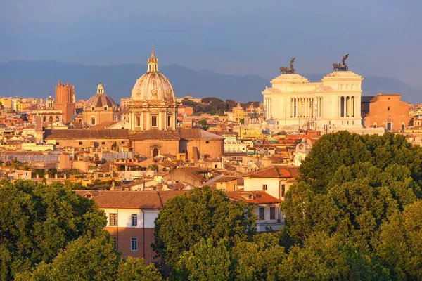 Vista aérea maravillosa de Roma al atardecer, Italia — Foto de Stock