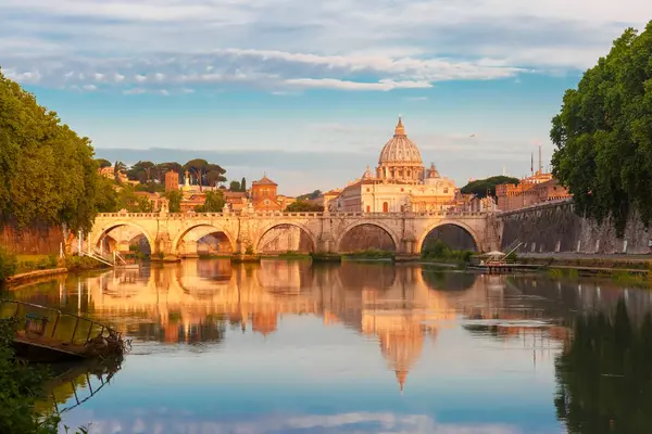 Catedral de San Pedro por la mañana, Roma, Italia . — Foto de Stock