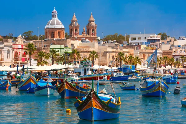 Barcos blindados Luzzu em Marsaxlokk, Malta — Fotografia de Stock