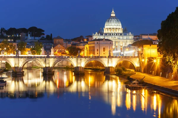 Saint Peter Cathedral at night in Rome, Italy. — Stock Photo, Image