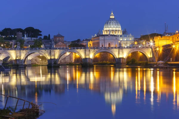 Catedral de San Pedro de noche en Roma, Italia . — Foto de Stock