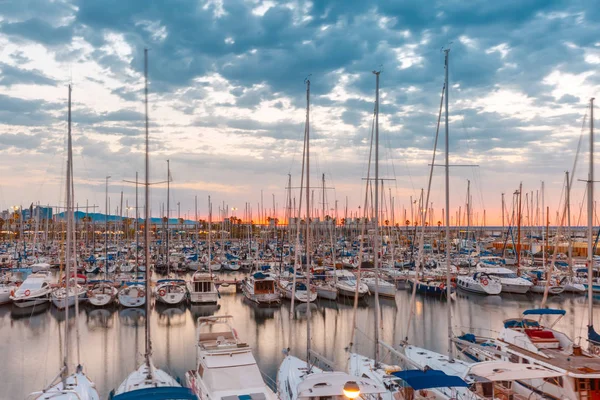Марина порту Велл при сходом сонця, Барселона, Іспанія — стокове фото