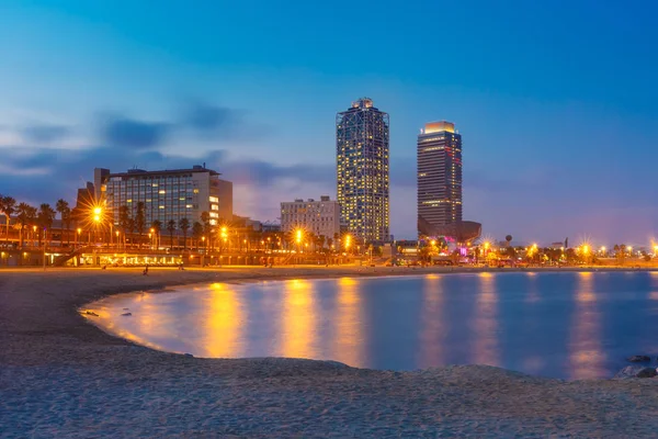 Playa Barceloneta en Barcelona al atardecer, España — Foto de Stock