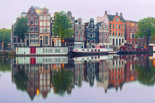 Vista nocturna del canal de Ámsterdam con casas holandesas —  Fotos de Stock