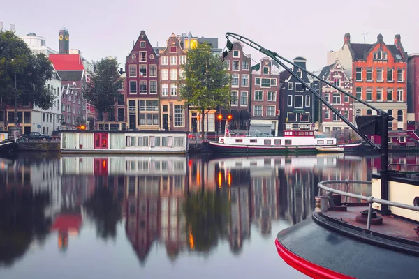 Nacht uitzicht op de stad van Amsterdamse gracht met Nederlandse huizen — Stockfoto