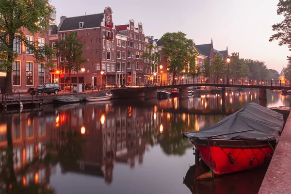 Amsterdam canal Kloveniersburgwal, Holanda — Foto de Stock