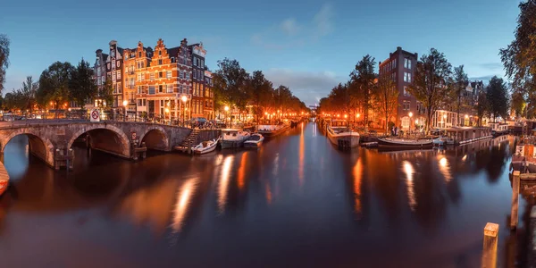 Nocny widok na miasto amsterdam canal i most — Zdjęcie stockowe